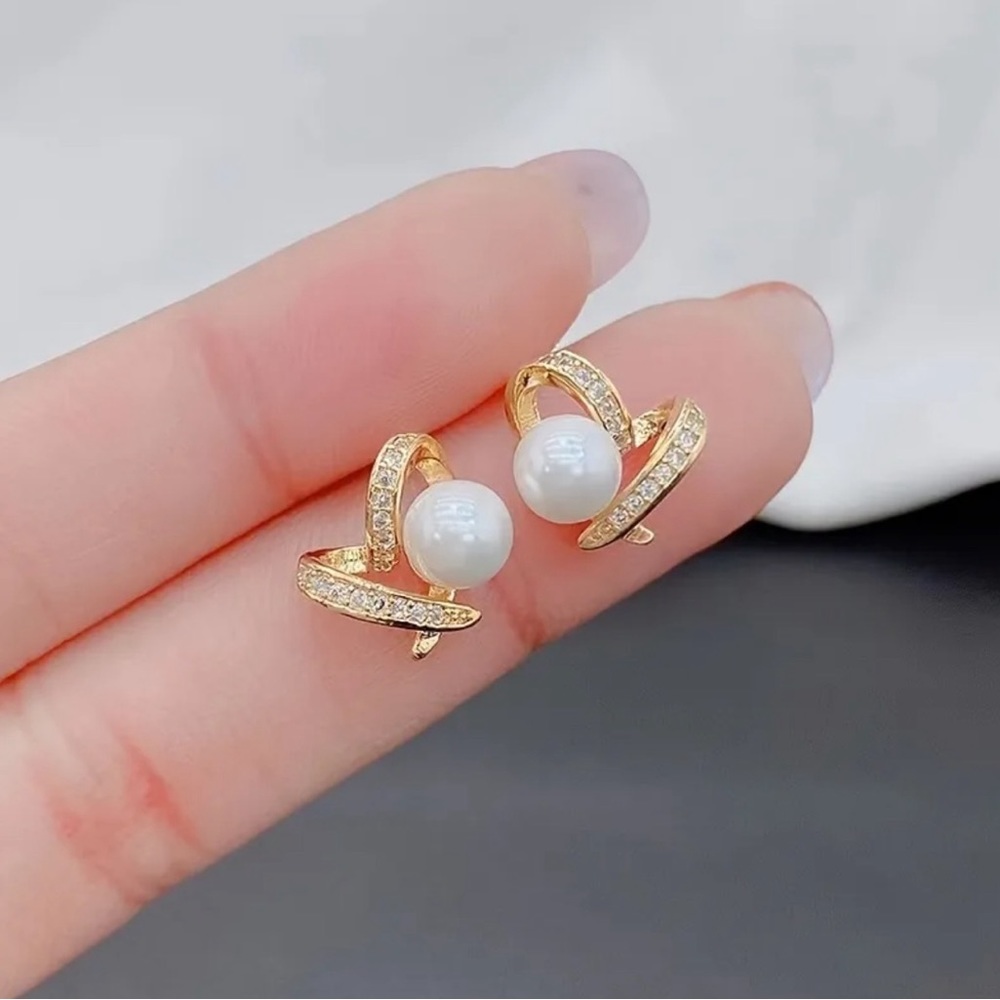 New women’s Love Heart Faux Pearl  Stud Earrings
